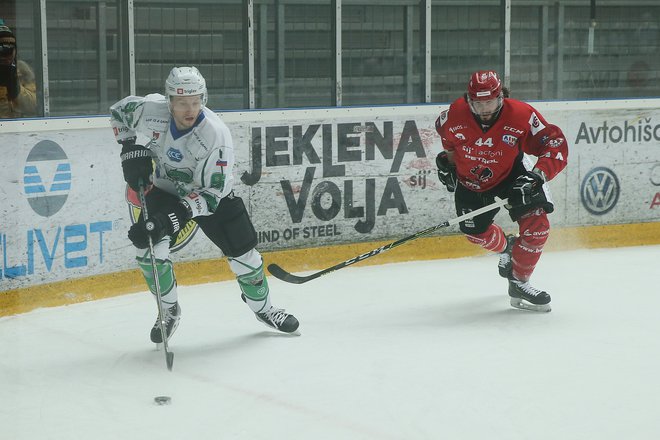 Prizor z zadnjega derbija med Sij Acroni Jesenicami in SŽ Olimpijo v dvorani Podmežakla.&nbsp;FOTO: Jože Suhadolnik/Delo
