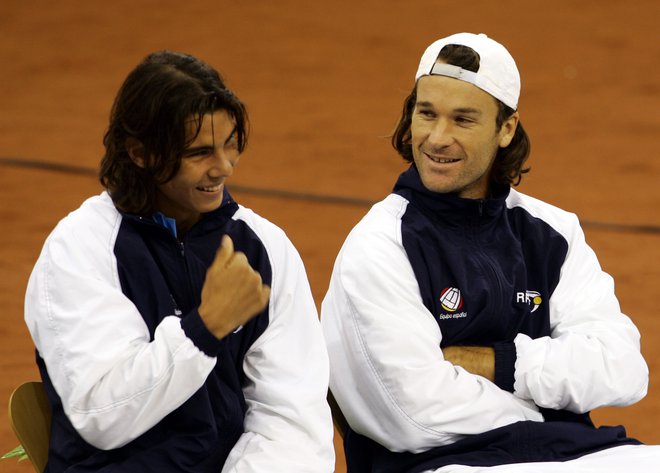 Carlos Moya in Rafael Nadal med finalom Davisovega pokala na seviljskem štadionu La Cartuja decembra 2004. FOTO: Marcelo Del Pozo/Reuters
