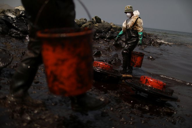 V Peruju odstranjujejo posledice ene od največjih ekološki katastrof. FOTO:&nbsp;Pilar Olivares/Reuters
