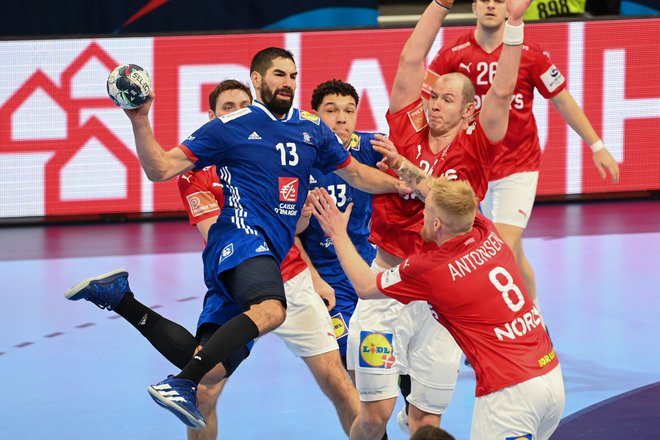 Nikola Karabatić (v modrem dresu)&nbsp;si je z rojaki na dvoboju z Danci priigral novo priložnost v boju za najvišja mesta. FOTO: Attila Kisbenedek/AFP
