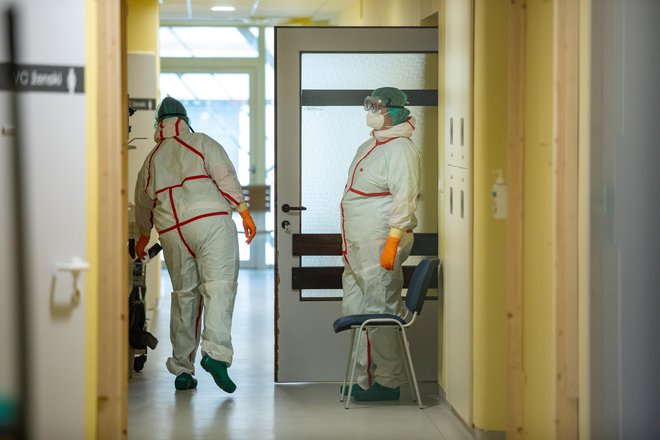 Kmalu bo znano, kako so na porast okužb pripravljeni v bolnišnicah glede na to, da jih pesti velik izpad kadra. FOTO Voranc Vogel/Delo
