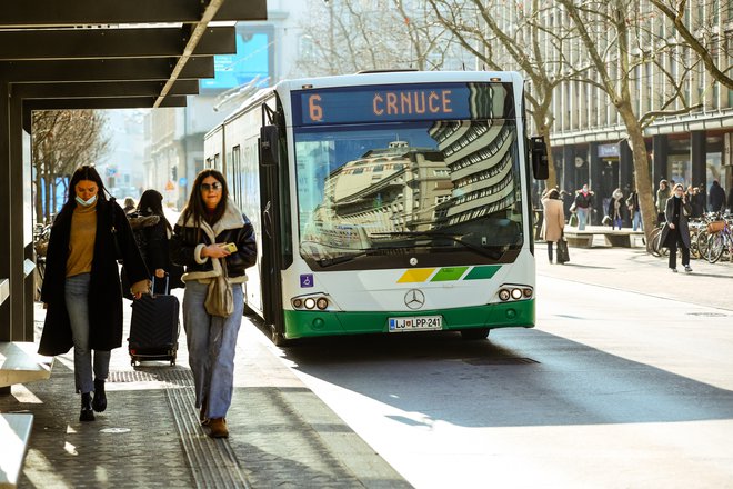 Zasedenost mestnih avtobusov je zmanjšana za približno polovico. FOTO: Črt Piksi/Delo
