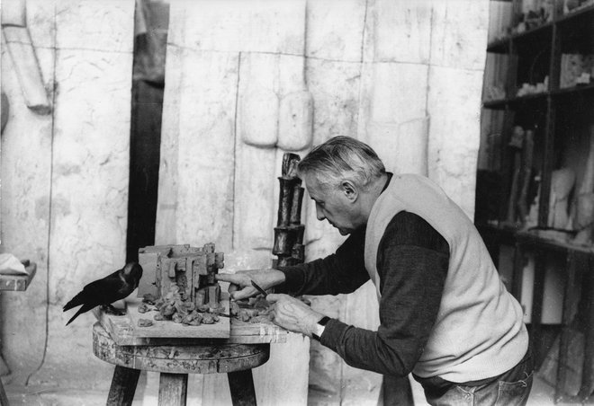 Fritz Wotruba med izdelovanjem makete iz gline, skupaj s kavko Hansijem, leta 1967 FOTO: zapuščina Fritza Wotrube/Belvedere, Dunaj

