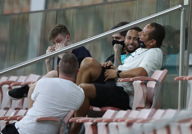 Neymar ml. z očetom Neymarjem st. med oktobrskim treningom reprezentance na štadionu&nbsp;Arena da Amazonia v&nbsp;Manausu. FOTO:&nbsp;Ricardo Moraes/Reuters
