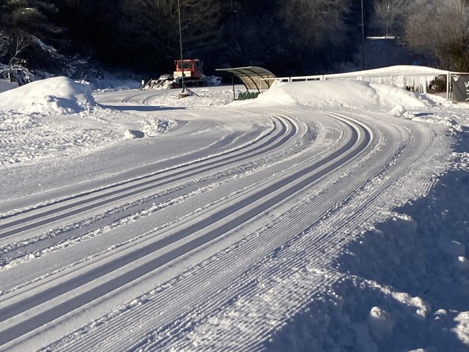 Športu Ljubljana je uspelo pripraviti dovolj snega, da je tekaška proga zdaj dolga 800 metrov. FOTO: Gojko Zalokar
