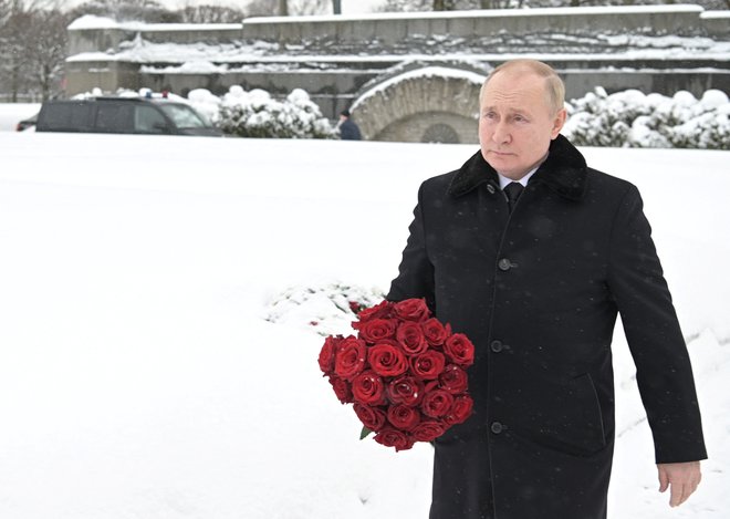 Ruski predsednik Vladimir Putin se je danes spomnil žrtev obleganja Leningrada, na Zahodu pa čakajo na njegove naslednje poteze v ukrajinski krizi. FOTO:&nbsp;Sputnik Via Reuters
