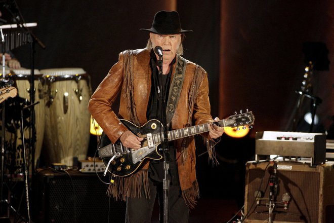Neil Young sodi med družbeno najbolj odgovorne in preudarne glasbenike. FOTO: Joshua Roberts/Reuters
