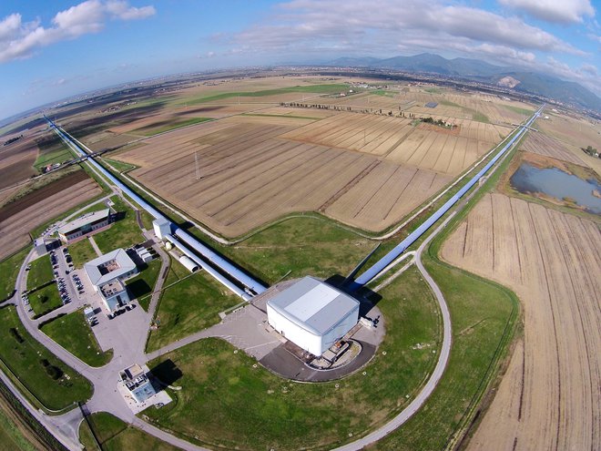 Pogled na observatorij iz zraka FOTO: N. Baldocchi/The Virgo Collaboration
