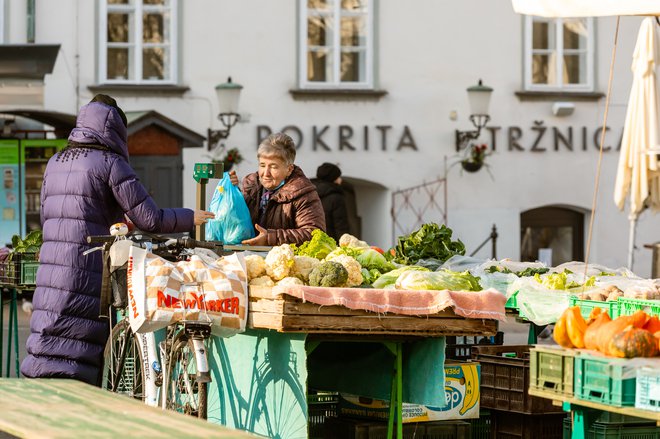 Ljubljanske tržnice po upadu prodaje v prvem letu epidemije počasi spet oživljajo. Foto Črt Piksi
