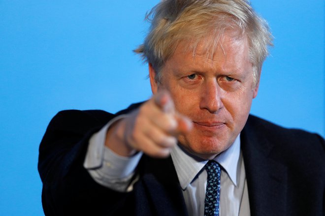 Razmršena blond pričeska, obilna postava in posebno za britanskega konservativnega politika nenavadno sproščeno vedenje so značilnosti premiera Borisa Johnsona. FOTO: Peter Nicholls/Reuters
