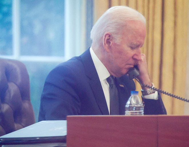 Ameriški predsednik&nbsp;Joe Biden med decembrskim telefonskim pgovorom z ukrajinskim kolegom Volodimirjem Zelenskjim.&nbsp;Foto Leah Millis/Reuters

