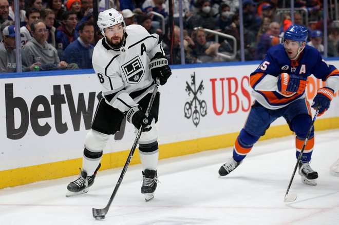 Drew Doughty (levo)&nbsp;ob Calu Clutterbucku&nbsp;v drugi tretjini obračuna v dvorani UBS Arena. FOTO: Brad Penner/USA TODAY Sports
