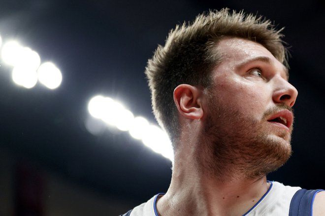 Luka Dončić med obračunom s Portlandom. Novo uvrstitev v začetno peterko tekme zvezd mu je po mnenju strokovnjakov odnesla slaba forma na začetku sezone. FOTO: Steph Chambers/AFP
