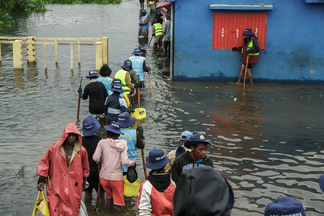 Na Madagaskarju je s svojih domov zbežalo 130.000 ljudi. FOTO: Rijasolo/AFP
