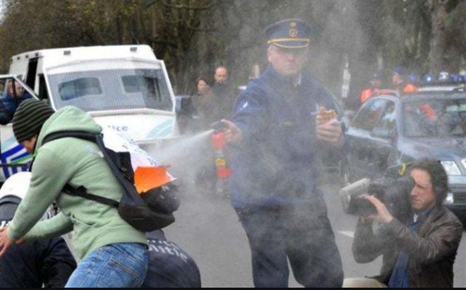 Najbolj belgijska fotografija vseh časov, uporabniki svetovnega spleta komentirajo podobo policista s sprejem in vafljem. FOTO: Reddit.com
