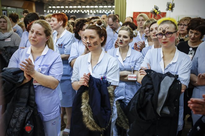 Spet se obeta stavka. Fotografija je nastala ob stavki v dejavnosti zdravstva in socialnega zdravstva Slovenije v Univerzitetnem kliničnem centru v Ljubljani 13. februarja 2018. FOTO: Uroš Hočevar/Delo
