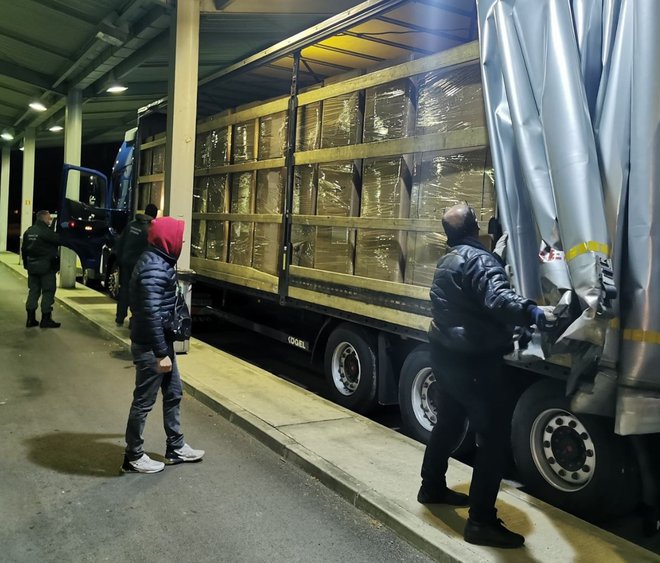 Kakšnih 30 ton cigaret so v Francijo pretihotapili tudi Slovenci. Odkritje na tovornem vozilu. FOTO: Furs
