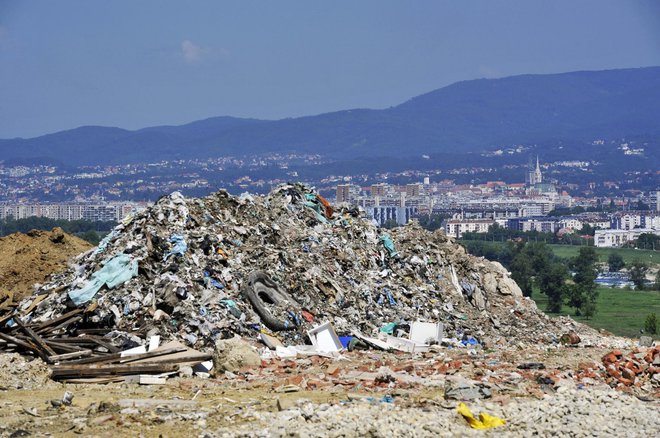 Pogled s smetišča Jakuševac, največjega smetišča v jugovzhodni Evropi, na glavno mesto Hrvaške. FOTO:&nbsp;Boris Kovačev/Cropix
