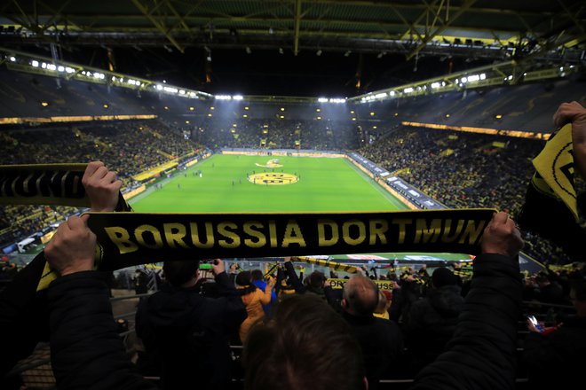 Zaradi veljavnih ukrepov v Nemčiji je dortmundski štadion v tej sezoni v povprečju obiskalo 33.517 navijačev. Rekord drži sezona 2015/16 s povprečjem 81.226. FOTO: Wolfgang Rattay/Reuters
