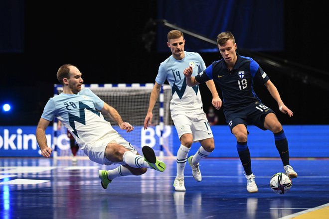 Kristjan Čujec, levo, in Matej Fideršek sta na koncu morala priznati uspeh Finske in njenega reprezentanta Iira Vanhe. FOTO: Oliver Hardt/Uefa.com
