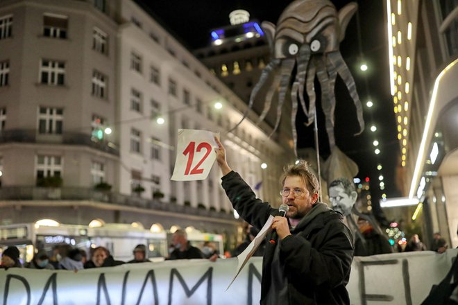 Vlada nam mafija, je prebral Jaša Jenull. FOTO: BlaŽ Samec/Delo
