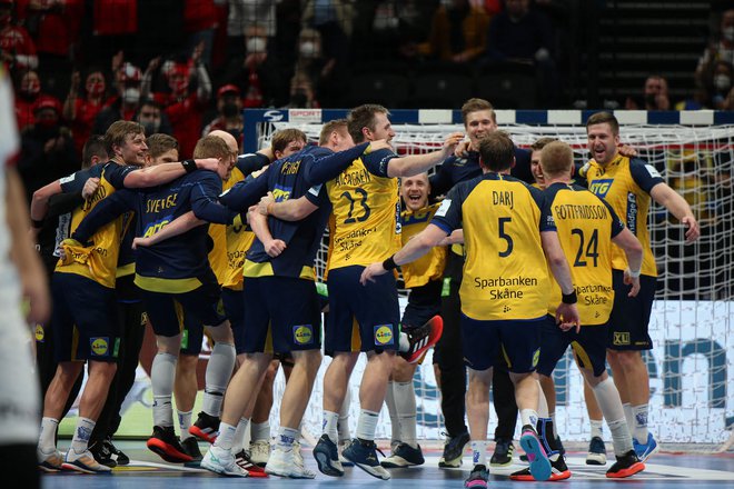 Švedski hokejisti so se takole veselili uvrstitve v veliki finale evropskega prvenstva. FOTO: Ferenc Isza/AFP

