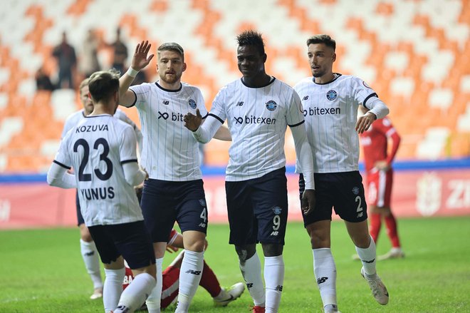 Demirspor je z goli Maria Balotellija (drugi z desne) do zimskega premora splezal že do visokega četrtega mesta na lestvici. FOTO:&nbsp;Adana Demirspor Kulübü
