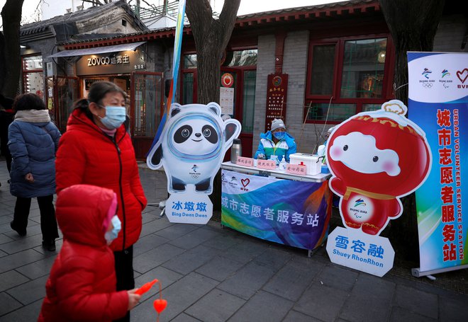 Prostor za prostovoljce na ulici v Pekingu. FOTO: Tingshu Wang/Reuters
