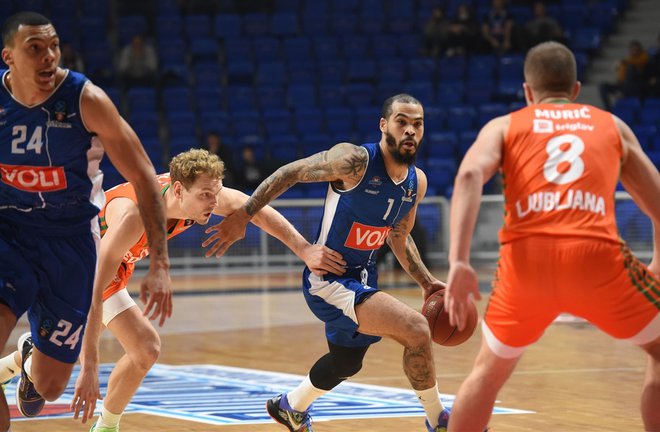 Ko je Budućnost 17. novembra lani zadnjić gostila Cedevito Olimpijo, jo je pod vodstvom Justina Cobbsa (z žogo) ugnala z 31 točkami razlike. FOTO: ABA
