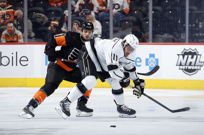 Scott Laughton in Anže Kopitar (desno)&nbsp;med obračunom v dvorani Wells Fargo Center. Slovenec je izsilil podaljšek, Kanadčan ga je odločil.&nbsp;FOTO:&nbsp;Tim Nwachukwu/AFP
