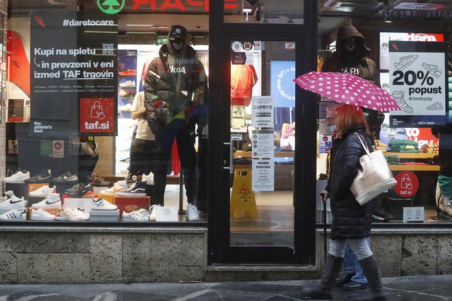 &raquo;Kupi na spletu&laquo; je slogan, ki ga je posvojila tudi klasična, &raquo;fizična&laquo; trgovina. FOTO: Leon Vidic/Delo
