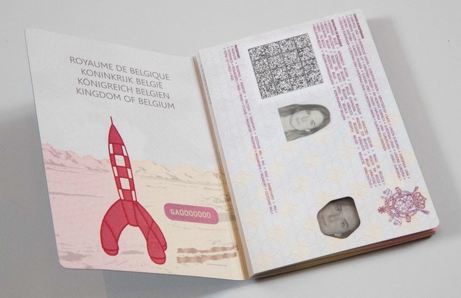 S 7. februarjem bodo državljani dobili nove potne liste, ki nimajo le najsodobnejše zaščite, temveč tudi edinstven videz. FOTO: Benoit Doppagne/AFP
