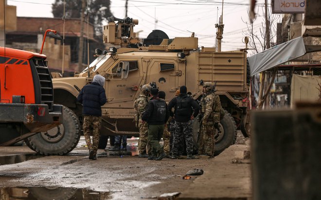 Pripadniki Sirskih demokratičnih sil in ameriški vojaki v bližini zapora Gvajran na severovzhodu Sirije. FOTO: AFP
