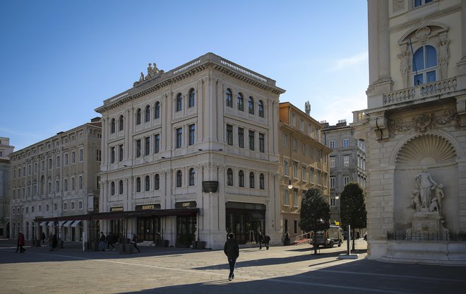 V Trstu so cenejša stanovanja, ker je ponudba večja, vendar so zelo slabo vzdrževana in potrebna obnove. FOTO:&nbsp;Jože Suhadolnik/Delo
