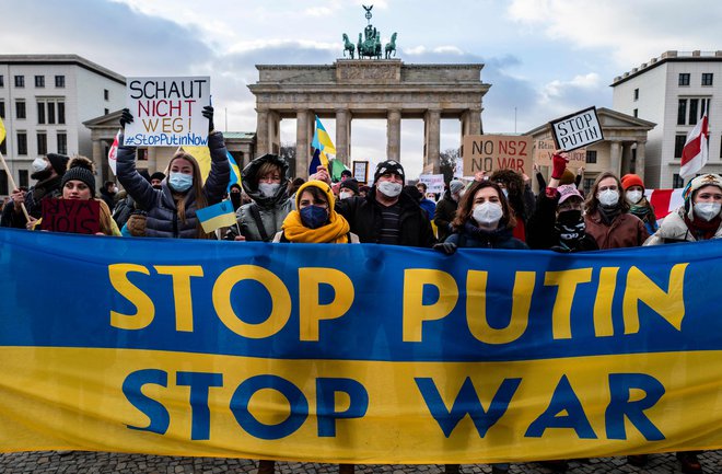 Konec tedna so v Berlinu potekale demonstracije, na katerih so udeleženci pozivali k zaustavitvi ruskega voditelja Vladimirja Putina in preprečitvi vojne v Ukrajini. Foto: John MacDougall/AFP
