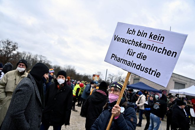 Demonstracija proti vladnim ukrepom proti epidemiji&nbsp;v Nürbnergu. Na transparentu je napis: Nisem poskusni zajček za farmacevtsko industrijo.&nbsp;FOTO:&nbsp;Lukas Barth/Reuters
