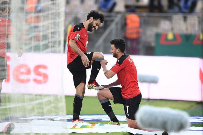 Mahmoud &raquo;Trezeguet&laquo; Hassan (desno) in Mohamed Salah sta Egipt popeljala v polfinale afriškega prvenstva v nogometu.FOTO: Charly Triballeau/AFP
