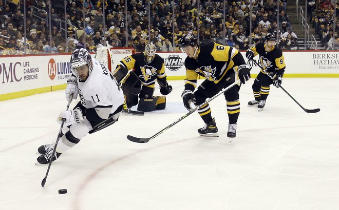 Zgodnja popoldanska ura ni zmotila hokejistov Los Angelesa in Anžeta Kopitarja (levo), ki so v Pittsburghu prišli do prestižne zmage. FOTO: Charles Leclaire/Usa Today Sports
