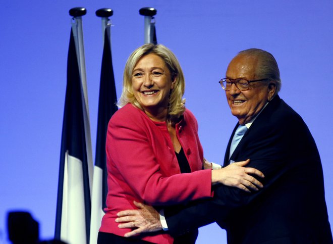 Pred leti se je zgodil usoden kratki stik med očetom Jean-Mariejem Le Penom, ustanoviteljem Nacionalne fronte, in hčerjo Marine Le Pen, voditeljico sedanjega Nacionalnega zbora. FOTO: Reuters
