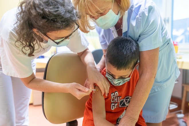 Cepljenje otrok na pediatrični kliniki v Ljubljani, 15. 12. 2021 FOTO: Voranc Vogel/Delo
