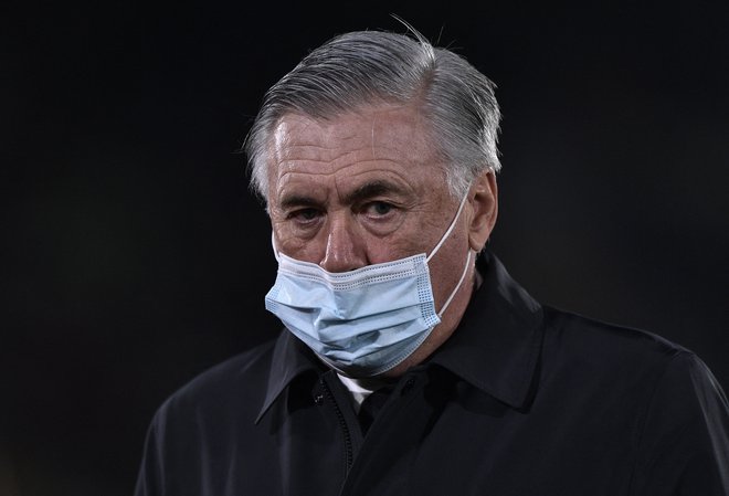 Carlo Ancelotti bo moral obnoviti trenersko licenco. FOTO: Pablo Morano/Reuters
