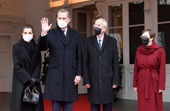 Avstrijska gostitelja, predsednik Alexander Van der Bellen in prva dama Doris Schmidauer (oba desno), sta visoka španska gosta, kralja Filipa in kraljico Letizio, sprejela z vojaškimi častmi. FOTO: Roland Schlager/AFP
