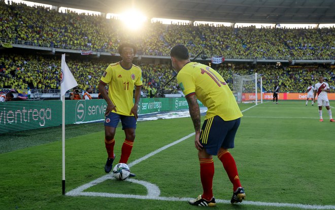 Juan Cuadrado (levo) in James Rodriguez sta z rojaki usmerila 30 strelov proti vratom Peruja, a le dva v okvir vrat. FOTO: Luisa Gonzalez/Reuters
