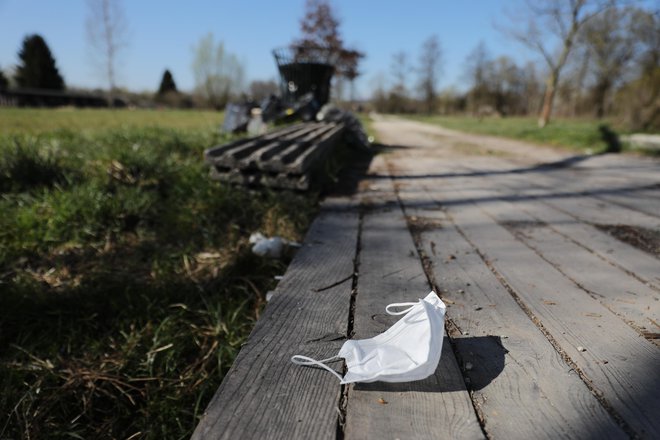 V Italiji so v zadnjih 24 urah zabeležili skoraj 58.000 primerov okužb. Fotografija je simbolična. FOTO: Črt Piksi/Delo
