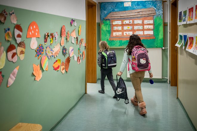 Prav tako upada tudi število otrok, katerih starši oziroma skrbniki zavračajo ukrepe in se posledično izobražujejo na daljavo. FOTO: Voranc Vogel/Delo
