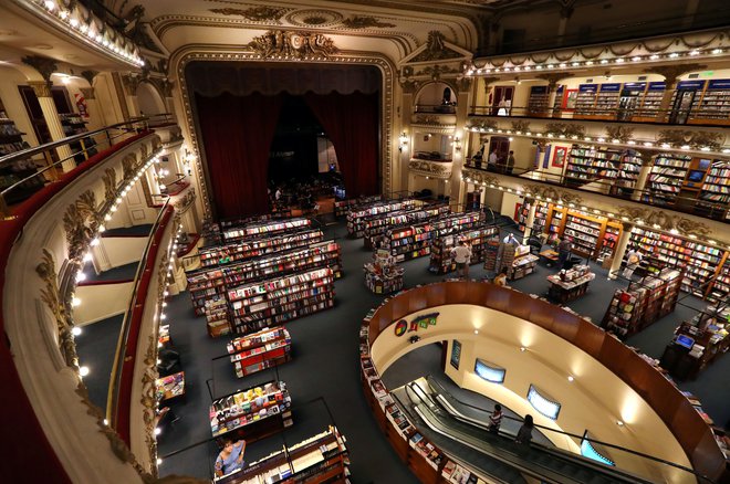 Knjigarna južnoameriških knjigarn El Ateneo na buenosaireški aveniji Santa Fe, urejena v nekdanjem gledališču Teatro Gran Splendid, velja za najlepšo v mestu Jorgeja Luisa Borgesa. FOTO: Reuters
