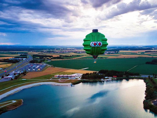 Leta 2020 je bil v Murski Soboti uradni krst slovenskega balona posebne oblike, ustvarjenega za promocijo izdelkov iz programa Voda priznanega pomurskega podjetja Roto. Foto Nina Lepoša, Simon Ravnič In Matjaž Pavlinjek

