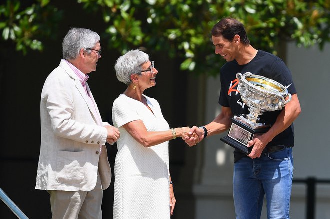 Rafael Nadal s premierko Viktorije Lindo Dessau&nbsp;in njenim soprogom Tonyjem Howardom pred&nbsp;uradnim fotografiranjem s pokalom.&nbsp;FOTO: William West/AFP
