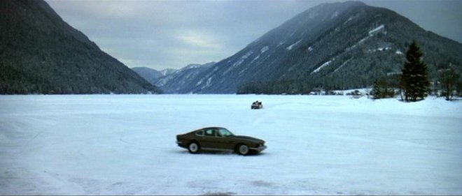 Enega najbolj znanih bondovskih prizorov so posneli na Belem jezeru.

FOTO: promocijsko gradivo
