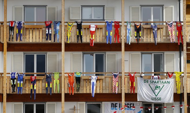 Športna oblačila nizozemskih drsalcev v vasici Techendorf, ki gosti njihovo alternativno dirko enajstih mest. FOTO: Leonhard Foeger/Reuters
